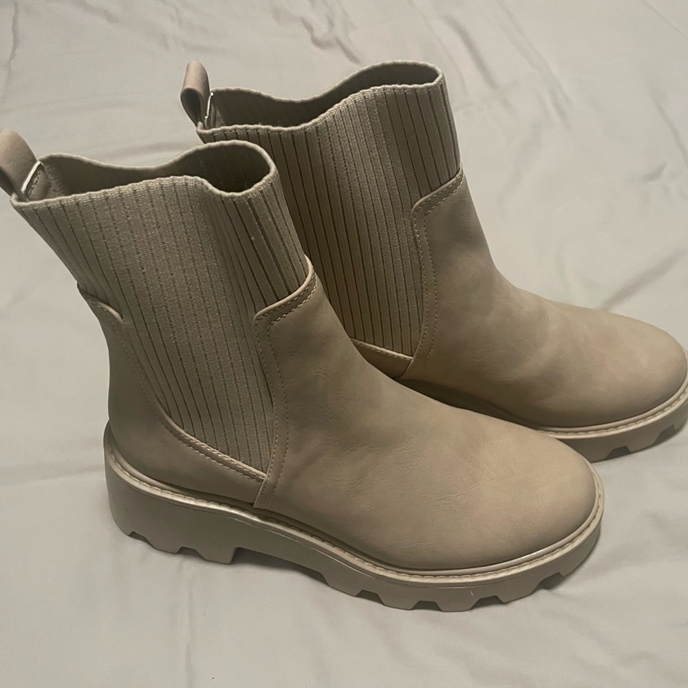 DV Dolce Vita Villa Chelsea Lug Boots Beige Size 8.5 NWT - Picture 2 of 9